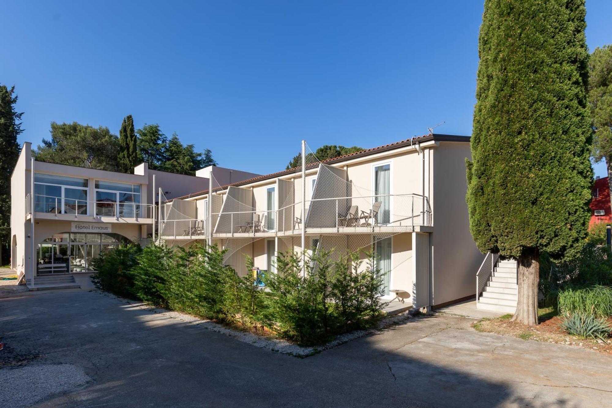 Hotel Emaus Novigrad Istria Buitenkant foto