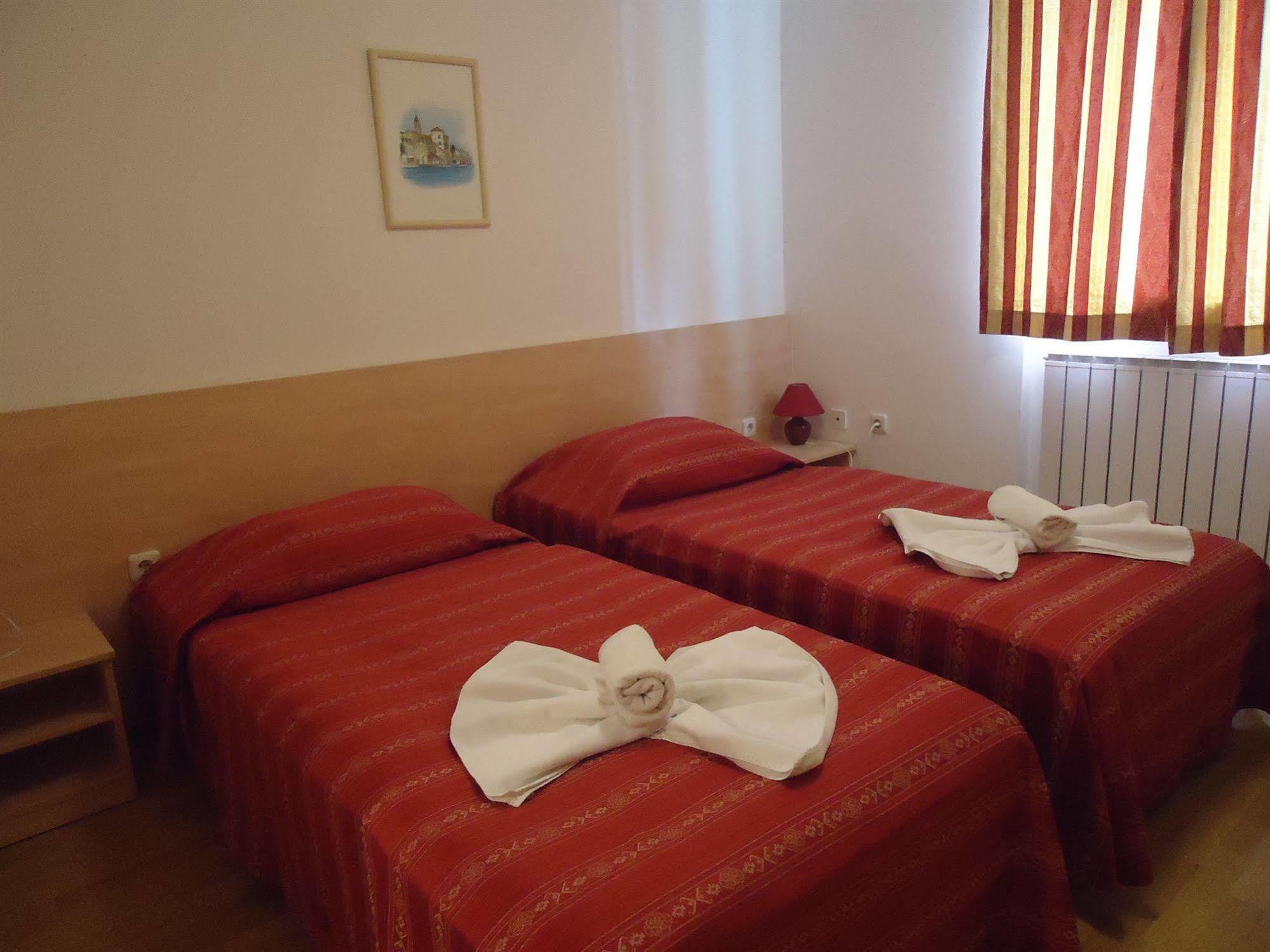 Hotel Emaus Novigrad Istria Buitenkant foto