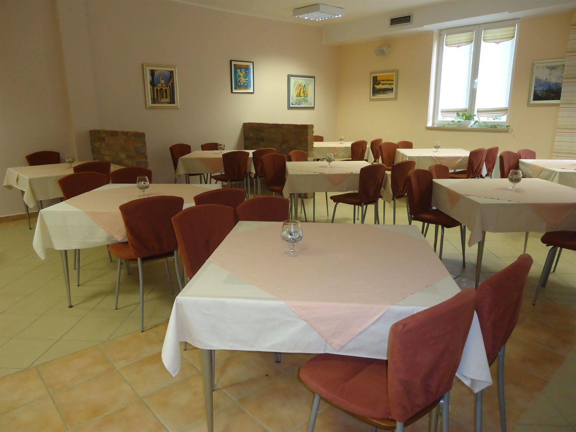 Hotel Emaus Novigrad Istria Buitenkant foto