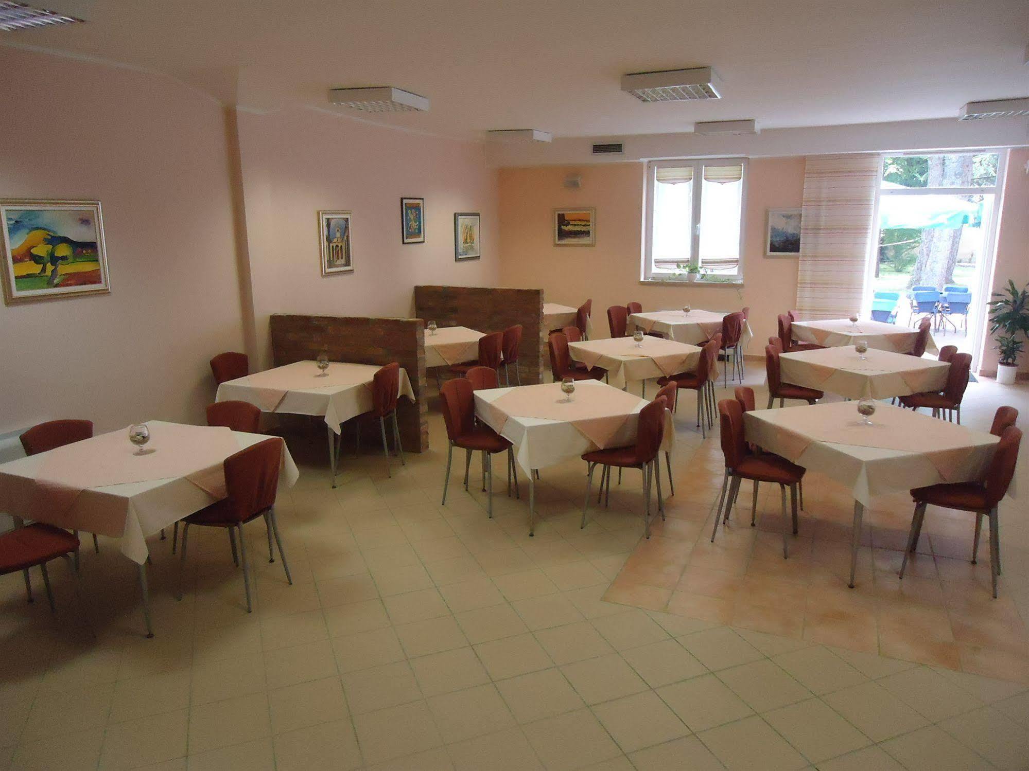 Hotel Emaus Novigrad Istria Buitenkant foto
